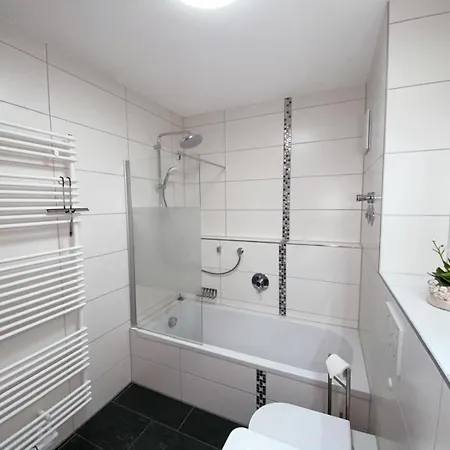 In Ruhiger Lage, 2 Zimmer, 64 Qm *