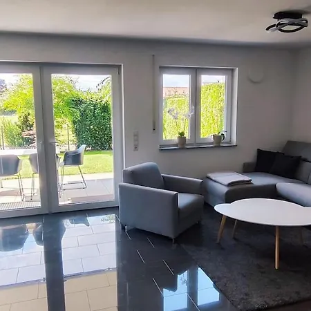 In Ruhiger Lage, 2 Zimmer, 64 Qm Apartment *
