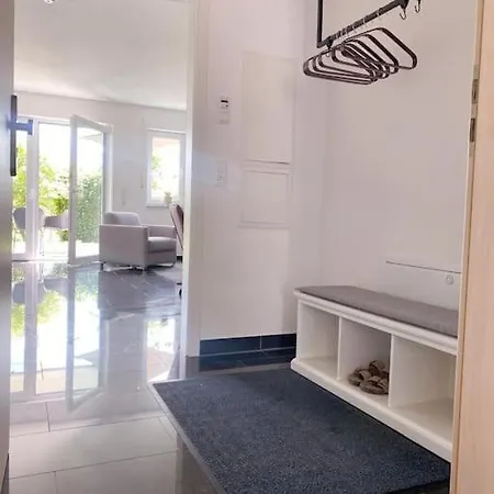In Ruhiger Lage, 2 Zimmer, 64 Qm Apartment